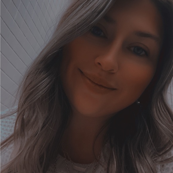 Meet your Posher, Alyssa - Picture 4 of 7